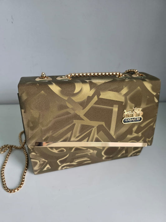 golden frozen Floral Pattern Clutch Bag with Gold Chain