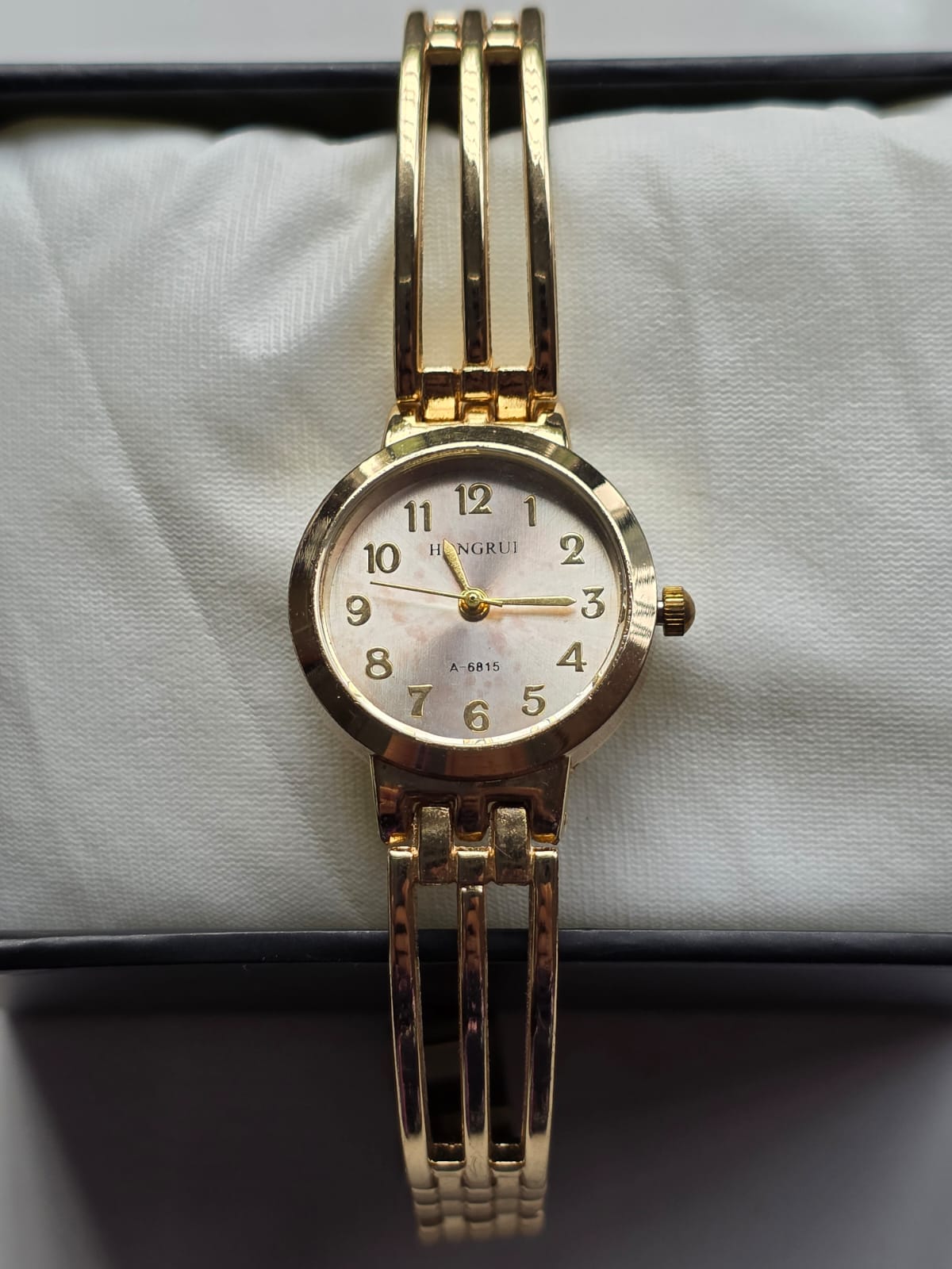 Classic HENGRUI Gold Watch with Triple-Link Bracelet & Mother-of-Pearl Dial