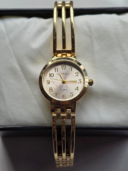 Classic HENGRUI Gold Watch with Triple-Link Bracelet & Mother-of-Pearl Dial