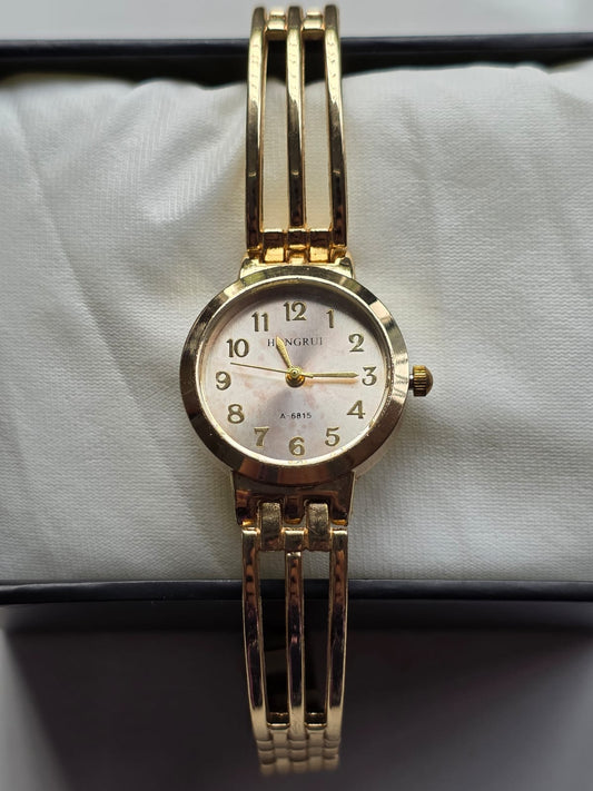 Classic HENGRUI Gold Watch with Triple-Link Bracelet & Mother-of-Pearl Dial