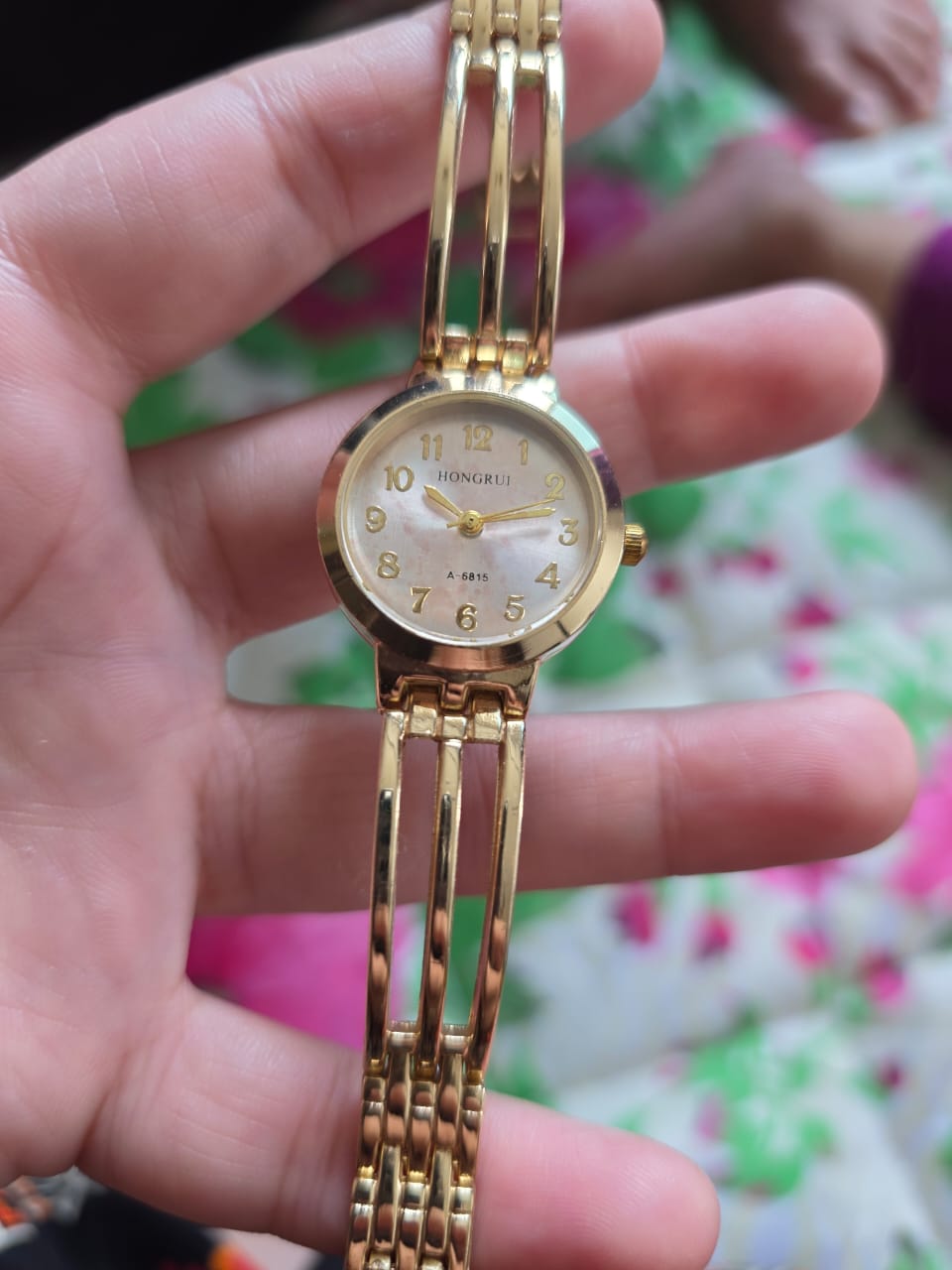 Classic HENGRUI Gold Watch with Triple-Link Bracelet & Mother-of-Pearl Dial